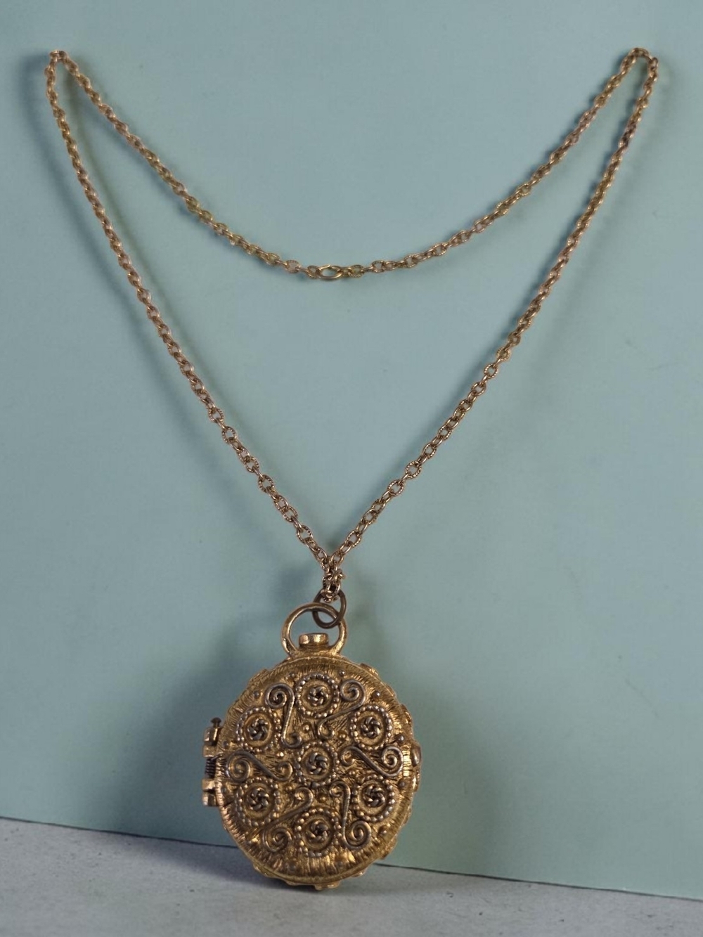 OLD VINTAGE GOLD-TONE BRASS LOCKET PILL BOX DECO GARNET CRYSTAL PENDANT NECKLACE